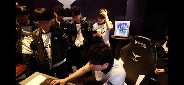 15일 서울 종로구 치지직 롤파크에서 열린 ‘2026 LoL 챔피언스 코리아(LCK)’ 정규 시즌 2라운드 경기 1세트에서 디플러스 기아가 KT 롤스터를 상대로 승리를 거두며 기선 제압에 성공했다. (▲디플러스기아 & KT롤스터=1:0). /사진=네이버 치지직 라이브영상 캡처