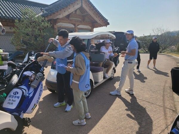 연습라운드 출발을 준비 중인 선수들. /사진=KPGA