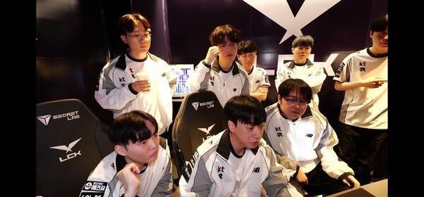 15일 서울 종로구 치지직 롤파크에서 열린 ‘2026 LoL 챔피언스 코리아(LCK)’ 정규 시즌 2라운드 경기 2세트에서 KT 롤스터가 디플러스 기아의 상승을 저지하면 2세드를 가져가며 1대1로 다시 원점으로 돌려놨다. (▲디플러스기아 & KT롤스터=1:1). /사진=네이버 치지직 라이브영상 캡처