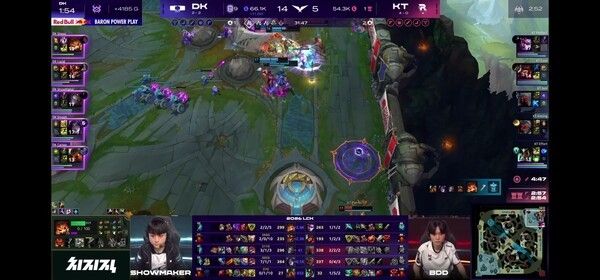 15일 서울 종로구 치지직 롤파크에서 열린 ‘2026 LoL 챔피언스 코리아(LCK)’ 정규 시즌 2라운드 경기 2세트에서 KT 롤스터가 디플러스 기아의 상승을 저지하면 2세드를 가져가며 1대1로 다시 원점으로 돌려놨다. (▲디플러스기아 & KT롤스터=1:1). /사진=네이버 치지직 라이브영상 캡처
