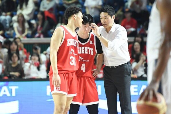 서울 SK 전희철 감독과 선수들. /사진=KBL
