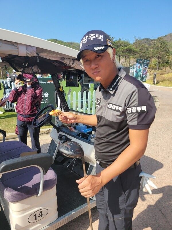 소떡소떡 먹는 허인회. /사진=KPGA