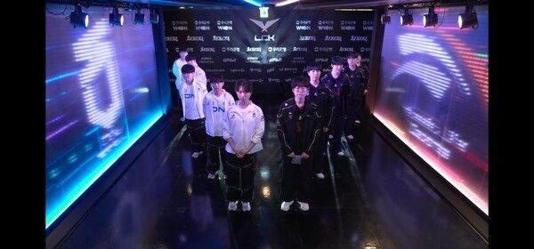 16일 서울 종로구 롤파크에서 열린 '2026 리그 오브 레전드 챔피언스 코리아(LCK)' 정규 시즌 2경기 1세트 한화 e스포츠와 DN 수퍼스 경기에서 한화생명이 1세트를 가져갔다. (▲한화생명 e스포츠 & DN수퍼스 =1:0). /사진=네이버 치지직 라이브영상 캡처