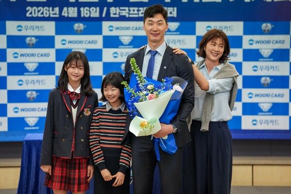 박철우 우리카드 신임 감독이 배우자 신혜인과 자녀 박소율, 박시하와 함께 기념사진을 찍고 있다. /사진=우리카드