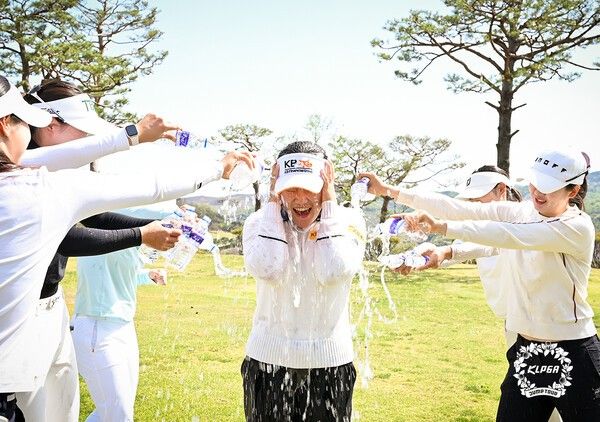 ‘KLPGA 2026 제주공항렌트카ㆍ백제CC 점프투어 2차전(총상금 3천만 원, 우승상금 450만 원)’에서 홍수민(19,KB금융그룹)이 우승했다. (▲KLPGA 2026 제주공항렌트카ㆍ백제CC 점프투어 2차전 우승자 홍수민이 축하를 받고 있다). /사진=KLPGA