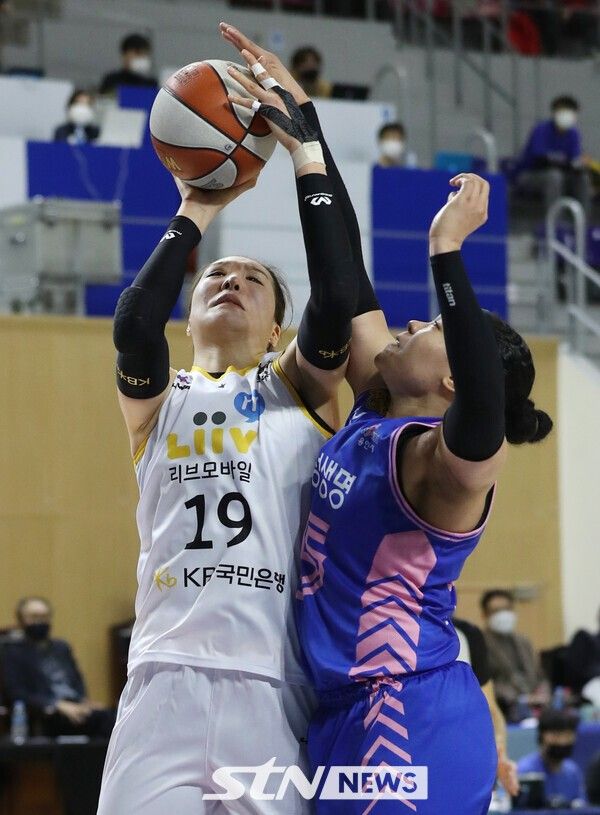 삼성생명 김한별이 KB스타즈 박지수의 슛을 블로킹하고 있다. /사진=뉴시스&nbsp;