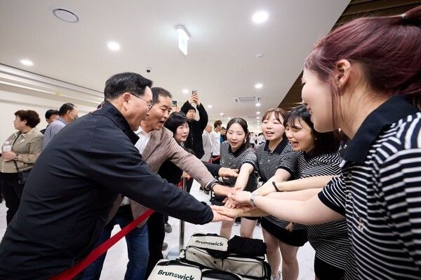 '제72회 경기도체육대회' 출전을 앞둔 양주시청 직장운동경기부 선수단이 다 같이 손을 모아 파이팅을 외치며 금빛 사냥을 향한 굳건한 결의를 다지고 있다. /사진=양주시