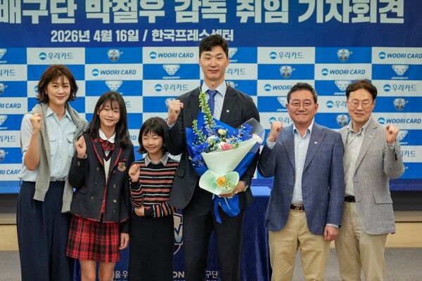 박철우 우리카드 신임 감독이 배우자(신혜인), 자녀(박소율, 박시하), 진성원 구단주, 이인복 단장과 함께 기념사진을 찍고 있다. /사진=우리카드