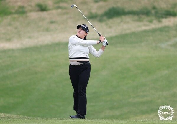 홍지원 18번홀 아이언샷. /사진=KLPGA