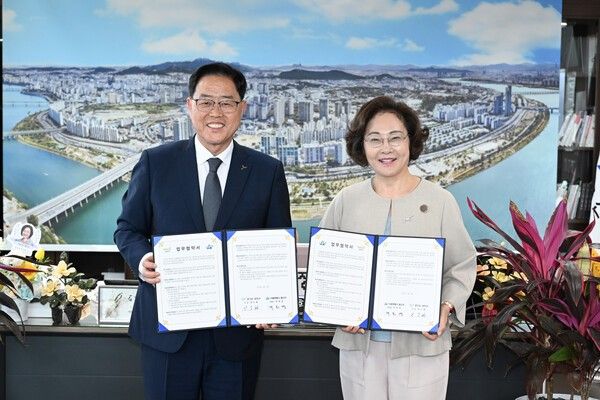 지난 16일 서울 용산구청에서 열린 '양주시-용산구 상생발전을 위한 체육시설 조성 공동협력 업무협약식'에서 강수현 양주시장과 박희영 용산구청장이 협약서를 들고 기념 촬영을 하고 있다. /사진=양주시