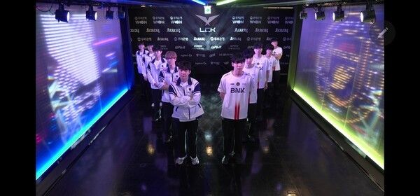 17일 서울 종로구 롤파크에서 열린 '2026 리그 오브 레전드 챔피언스 코리아(LCK)' 정규 시즌 1경기 첫번째 세트에서 BNK 피어엑스가 상체를 무너뜨리는 날카로운 운영과 ‘클리어’의 크산테 활약을 앞세워 키움 DRX를 완파했다.(▲BNK피어엑스 & 키움 DRX=1:0). /사진=네이버 치지직 라이브영상 캡처