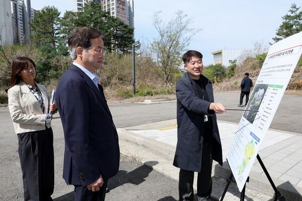 이동환 고양시장이 지난 16일 경기도 고양시 '식사체육공원 체육복합시설' 현장을 방문해 공사 중단 현황을 살피며 향후 정상화 방안을 논의하고 있다./사진=고양시