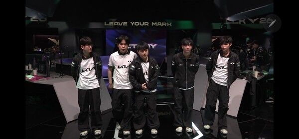 17일 서울 종로구 롤파크에서 열린 '2026 리그 오브 레전드 챔피언스 코리아(LCK)' 정규 시즌 2경기 3세트에서 초반 위기 넘긴 DK가 파이크 꺼낸 T1 잡고 2대 1 승리했다. (▲DK & T1=2:1). /사진=네이버 치지직 라이브영상 캡처