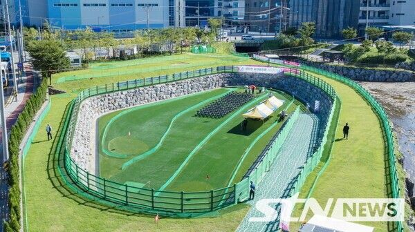 의왕시가&nbsp; 동절기 시설 개선을 위해 휴장했던 금천천 파크골프장을 4월 21일 재개장한다고 밝혔다.(▲금천천 파크골프장&nbsp; 전경). /사진=의왕시