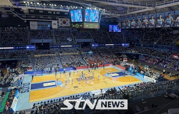 지난 16일 고양소노아레나에서 열린 2025~2026시즌 LG전자 프로농구 6강 플레이오프 3차전 서울SK와의 경기에서 매진을 기록한 고양소노아레나. /사진(고양)=STN