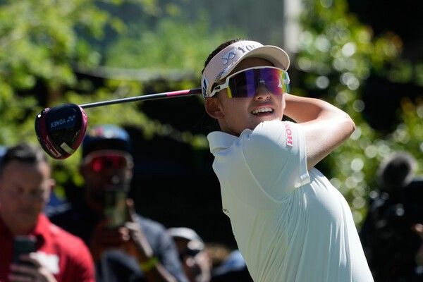 이와이 치사토(일본)가 미국 캘리포니아주 멘로파크에서 열린 LPGA '포티넷 파운더스컵 골프대회' 1라운드에서 5번 홀 티샷을 하고 있다. /사진=(AP)