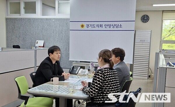 17일 경기도의회 도시환경위원회 유영일 부위원장(국민의힘, 안양5)이 의회 안양상담소에서 경기환경에너지진흥원 관계자와 면담을 갖고 2025년 경기도 감사위원회 종합감사 조치결과에 대한 보고를 받았다.유영일 경기도의원(왼쪽). /사진=경기도의회