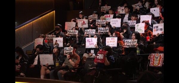 18일 서울 종로구 롤파크에서 열린 '2026 리그 오브 레전드 챔피언스 코리아(LCK)' 정규 시즌 1경기 1세트에서 한화생명e스포츠가 젠지를 상대로 먼저 승리를 가져갔다.(▲HLE & GEN=1:0)./사진=네이버 치지직 라이브영상 캡처