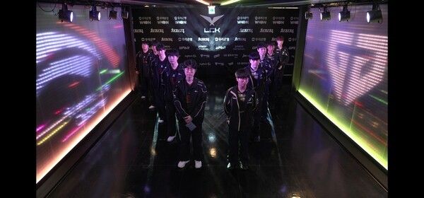 18일 서울 종로구 롤파크에서 열린 '2026 리그 오브 레전드 챔피언스 코리아(LCK)' 정규 시즌 1경기 1세트에서 한화생명e스포츠가 젠지를 상대로 먼저 승리를 가져갔다.(▲HLE & GEN=1:0)./사진=네이버 치지직 라이브영상 캡처