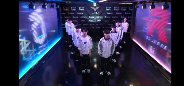 18일 서울 종로구 롤파크에서 열린 '2026 리그 오브 레전드 챔피언스 코리아(LCK)' 정규 시즌 2경기 1세트에서 KT롤스터가 라인전, 시야 장악, 오브젝트 운영까지 모든 면에서 DN수퍼스를 압도하며 ‘교과서 같은 완승’으로 1세트를 선점했다. (▲ KT롤스터 & DN수퍼스=1:0)./사진=네이버 치지직 라이브영상 캡처