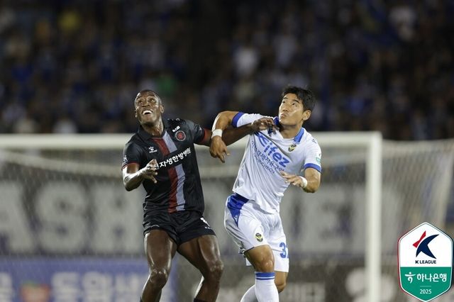 부천FC 몬타뇨와 인천유나이티드 이주용(오른쪽)이 경합하고 있는 모습. /사진=한국프로축구연맹