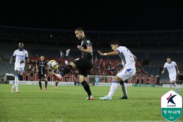 부천FC 바사니와 인천유나이티드 이주용(오른쪽). /사진=한국프로축구연맹