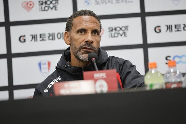 경기 후 기자회견장에서 인터뷰하는 퍼디난드. /사진=슛포러브