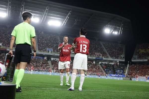 비디치와 교체하는 박지성. /사진=슛포러브