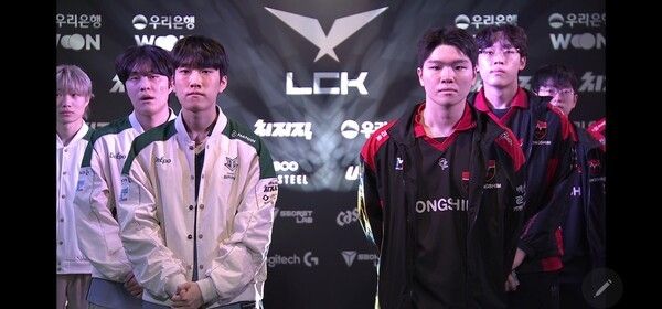 19일 서울 종로구 롤파크에서 열린 ‘2026 리그 오브 레전드 챔피언스 코리아(LCK)’ 정규 시즌 1경기 1세트에서 한진 브리온이 농심 레드포스를 꺾고 기분 좋은 출발을 알렸다. (▲한진브리온 & 농심레드포스=1:0)./사진=네이버 치지직 라이브영상 캡처