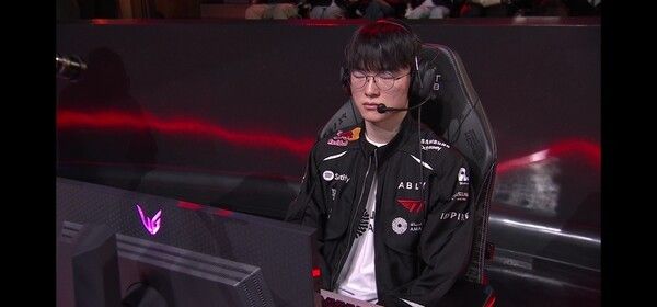 19일 서울 종로구 롤파크에서 열린 ‘2026 리그 오브 레전드 챔피언스 코리아(LCK)’ 정규 시즌 2경기 1세트에서 T1이 키움 DRX를 꺾고 먼저 웃었다. (▲T1 & 키움DRX = 1:0)./사진=네이버 치지직 라이브영상 캡처