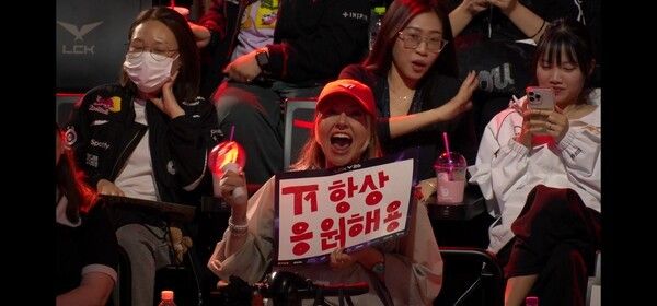 19일 서울 종로구 롤파크에서 열린 ‘2026 리그 오브 레전드 챔피언스 코리아(LCK)’ 정규 시즌 2경기 2세트에서 T1이 키움 DRX를 상대로 운영 완성도와 교전 집중력을 동시에 끌어올리며 2대0 완승을 거뒀다. (▲T1 & 키움DRX = 2:0)./사진=네이버 치지직 라이브영상 캡처