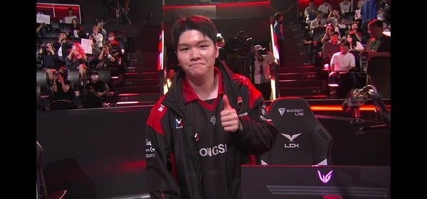 19일 서울 종로구 롤파크에서 열린 2026 리그 오브 레전드 챔피언스 코리아(LCK) 정규시즌 1경기 3세트에서 농심 레드포스가 한진 브리온과의 풀세트 혈투 끝에 2대1 역전승을 거두며 시즌 4승째를 챙겼다. (▲한진브리온 & 농심레드포스=1:2)./사진=네이버 치지직 라이브영상 캡처