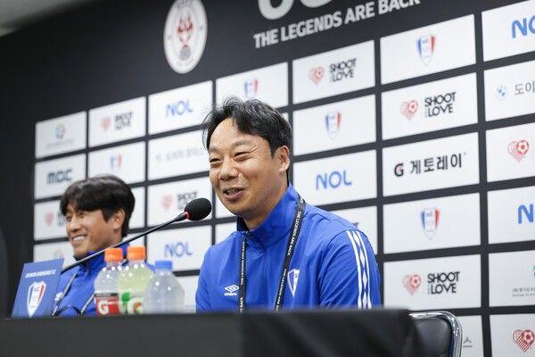 경기 전 기자회견에 참석한 서정원(왼쪽)과 염기훈. /사진=슛포러브