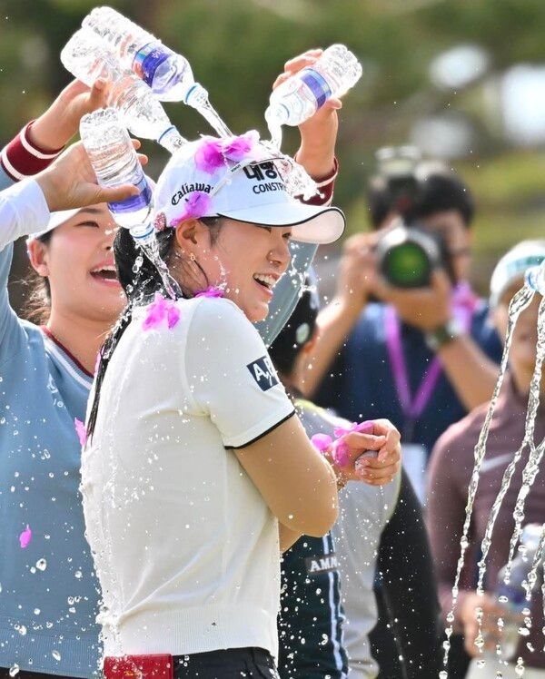 김민선7이 KLPGA 투어 넥센·세인트나인 마스터즈에서 단 한 개의 보기 없이 사흘 내내 선두를 지킨 완벽한 경기력으로 시즌 첫 승이자 통산 2승을 거뒀다. (▲김민선7이 우승을 확정지은 후 동료들로부터 축하 세례를 받고 있다). /사진=KLPGA