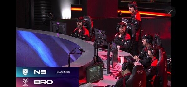 19일 서울 종로구 롤파크에서 열린 2026 리그 오브 레전드 챔피언스 코리아(LCK) 정규시즌 1경기 2세트에서 농심 레드포스가 한진 브리온을 꺾고 세트 스코어 1대1 균형을 맞췄다. (▲한진브리온 & 농심레드포스=1:1)./사진=네이버 치지직 라이브영상 캡처