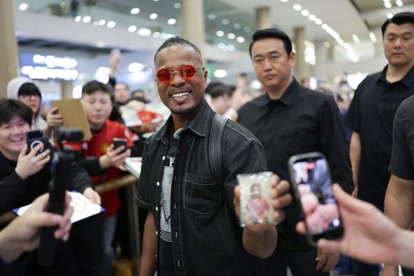 지난 16일 인천공항을 통해 입국하는 에브라. /사진=슛포러브