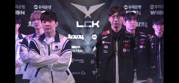 19일 서울 종로구 롤파크에서 열린 ‘2026 리그 오브 레전드 챔피언스 코리아(LCK)’ 정규 시즌 2경기 1세트에서 T1이 키움 DRX를 꺾고 먼저 웃었다. (▲T1 & 키움DRX = 1:0)./사진=네이버 치지직 라이브영상 캡처