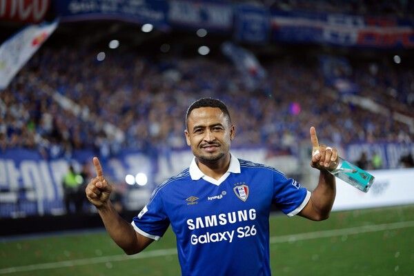 경기 후 포즈를 취하는 산토스. /사진=슛포러브