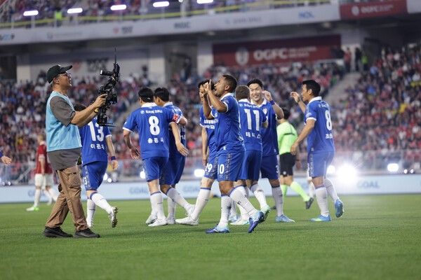 득점 후 환호하는 산토스. /사진=슛포러브