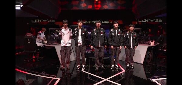 19일 서울 종로구 롤파크에서 열린 ‘2026 리그 오브 레전드 챔피언스 코리아(LCK)’ 정규 시즌 2경기 2세트에서 T1이 키움 DRX를 상대로 운영 완성도와 교전 집중력을 동시에 끌어올리며 2대0 완승을 거뒀다. (▲T1 & 키움DRX = 2:0)./사진=네이버 치지직 라이브영상 캡처