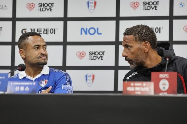 경기 후 기자회견장에서 인터뷰하는 산토스(왼쪽)와 퍼디난드. /사진=슛포러브