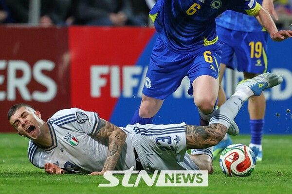 이탈리아 잔루카 만치니가 상대 수비에 고통스러워하고 있다. /사진=뉴시스(AP)