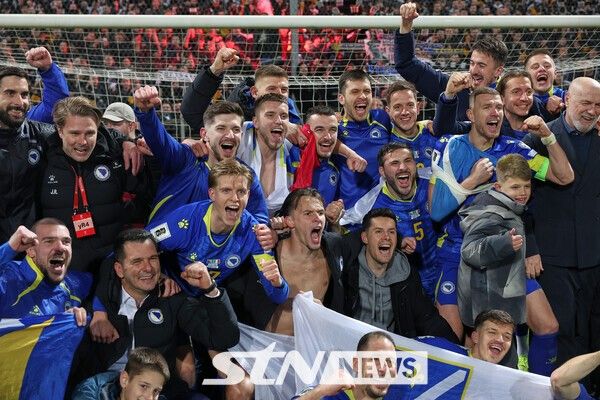 보스니아 축구대표팀 선수들이 지난달 31일(현지시간) 보스니아 제니카의 빌리노 폴리예 스타디온에서 열린 2026 북중미 월드컵 유럽축구연맹(UEFA) 플레이오프(PO) A조 결승에서 이탈리아를 꺾은 후 환호하고 있다. /사진=뉴시스(AP)