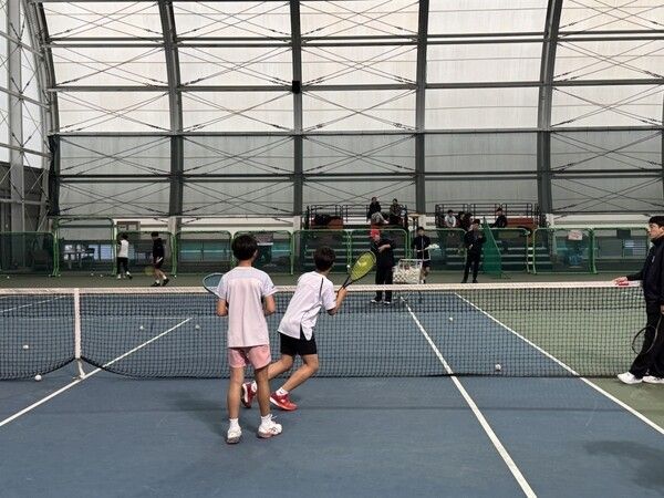 지난 17일 순천시청 소프트테니스팀 선수들이 제55회 전국소년체육대회 전남대표 선수들에게 재능기부를 하고 있다사진=순천시