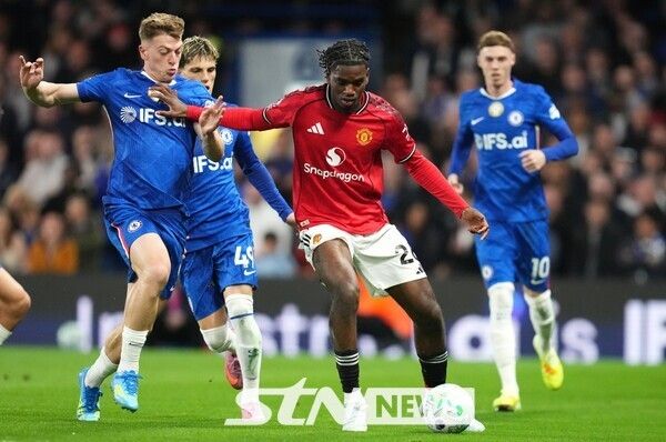 맨체스터 유나이티드 아이든 헤븐이 첼시 선수들과 볼경합을 펼치고 있다. /사진=뉴시스(AP)