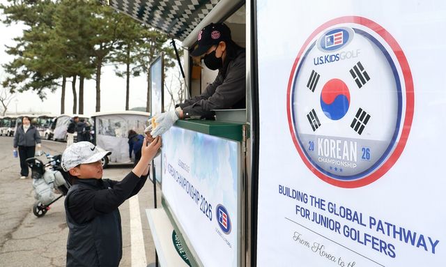 '2026 유에스 키즈 골프 코리안 챔피언십(U.S. Kids Golf Korean Championship)' 주최 측이 준비한 츄러스를 수령하고 있는 아이의 모습. /사진=더헤븐리조트