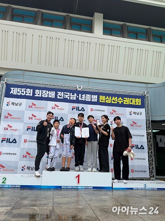 제55회 회장배전국남녀펜싱선수권대회에서 김대영 감독, 김영훈 코치, 양미리코치, 김서율, 홍승범, 이지원, 서수호가 메달을 획득하고 기념 촬영을 하고 있다/사진=이윤 기자