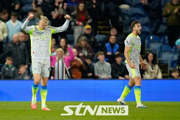 맨체스터 시티 엘링 홀란드와 니코 곤잘레스(오른쪽). /사진=뉴시스(AP)