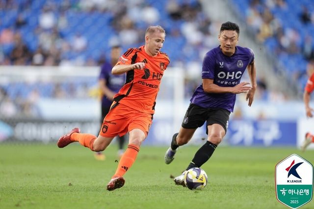 울산HD 보야니치와 FC안양 김정현(오른쪽). /사진=한국프로축구연맹