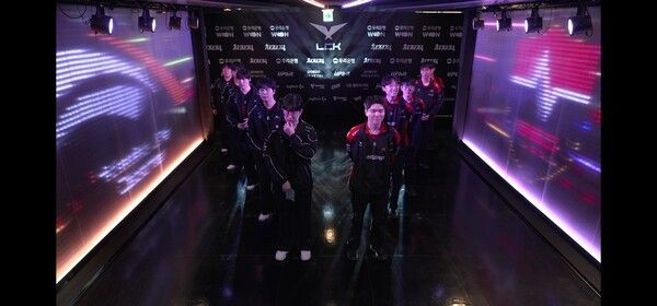 22일 서울 종로구 롤파크에서 열린 ‘2026 리그 오브 레전드 챔피언스 코리아(LCK)’ 정규 시즌 2경기 1세트에서 한화생명 e스포츠가 농심레드포스를 상대로 1세를 먼저 가져가며 1승을 챙겼다. (▲HLE & NS=1:0)./사진=네이버 치지직 라이브영상 캡처